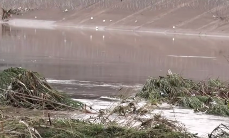 Lluvias elevan el Río Bravo y arrastran toneladas de basura en Ciudad Juárez