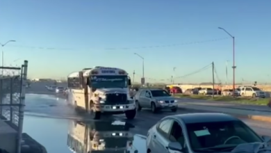 Camión de transporte público cae en megabache inundado sobre el bulevar Talamás Camandari