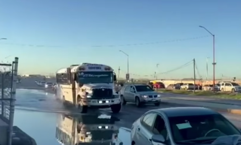Camión de transporte público cae en megabache inundado sobre el bulevar Talamás Camandari