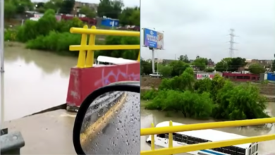 Camión de transporte queda atrapado en paso a desnivel inundado en Ciudad Juárez