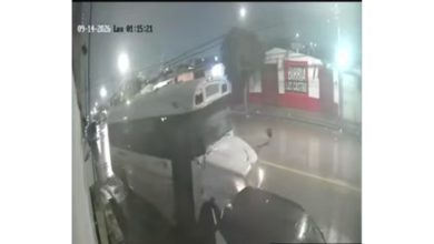Camión de transporte arrastra vehículo estacionado y huye en Ciudad Juárez