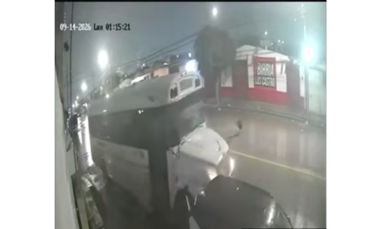Camión de transporte arrastra vehículo estacionado y huye en Ciudad Juárez