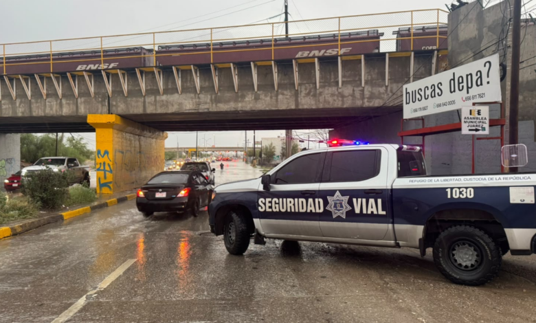Seguridad Vial mantiene cierres por acumulamiento de agua en Ciudad Juárez