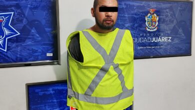 Piedrazo destroza cristal de negocio; hay un detenido