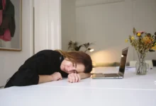 Persona con sueño durante la tarde mientras trabaja frente a una computadora