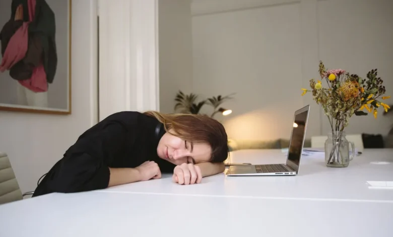 Persona con sueño durante la tarde mientras trabaja frente a una computadora