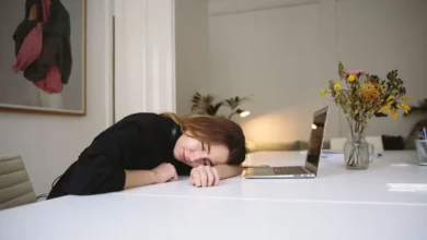 Persona con sueño a las tres de la tarde mientras trabaja en una oficina