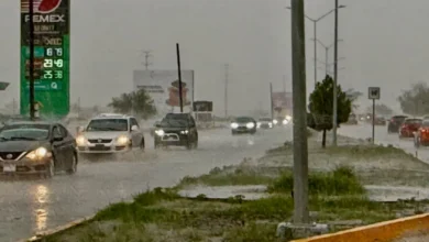Lluvia y cielo nublado sobre una vialidad de Ciudad Juárez