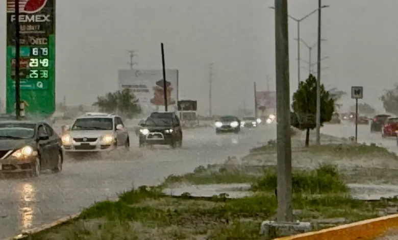 Lluvia y cielo nublado sobre una vialidad de Ciudad Juárez