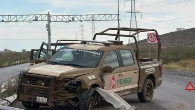 Camioneta de Pemex impactada contra una barrera metálica en la carretera Panamericana de Juárez
