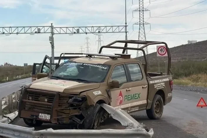 Camioneta de Pemex impactada contra una barrera metálica en la carretera Panamericana de Juárez