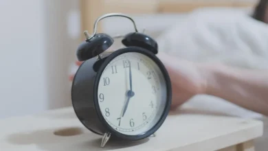 Persona despertando antes de que suene la alarma de su teléfono celular