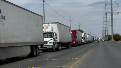 Unidad de carga circula bajo la lluvia en Ciudad Juárez rumbo a los cruces internacionales