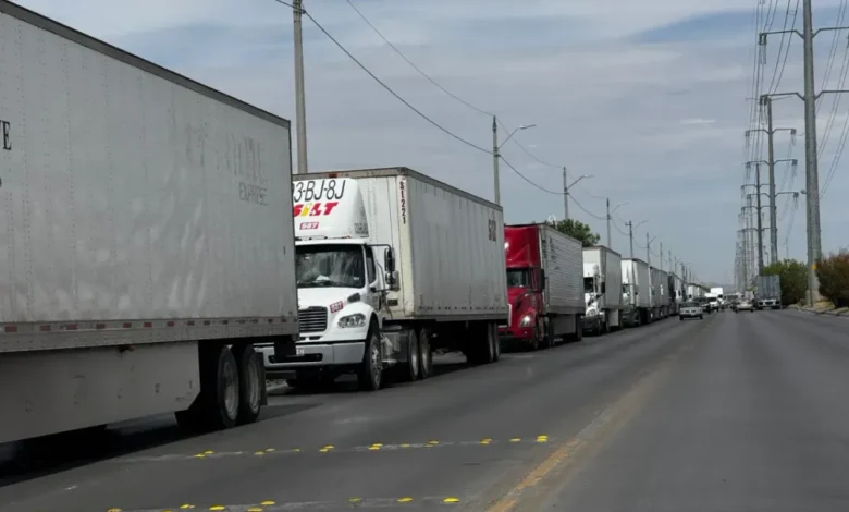 Unidad de carga circula bajo la lluvia en Ciudad Juárez rumbo a los cruces internacionales