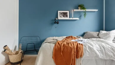 Persona tendiendo la cama al comenzar el día para mantener ordenada la habitación