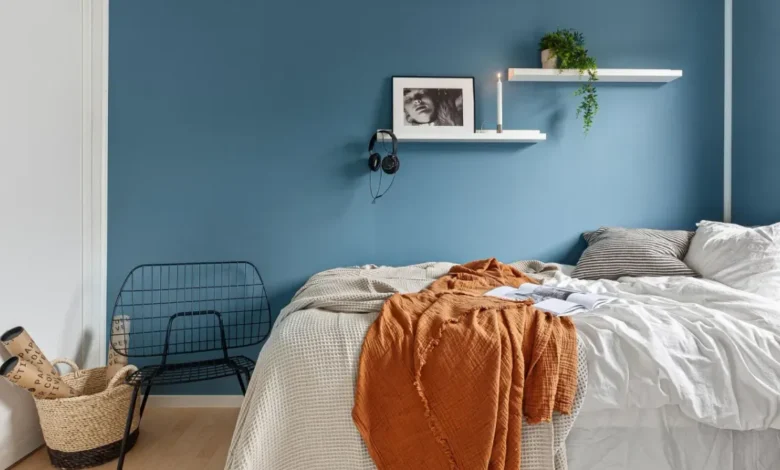 Persona tendiendo la cama al comenzar el día para mantener ordenada la habitación