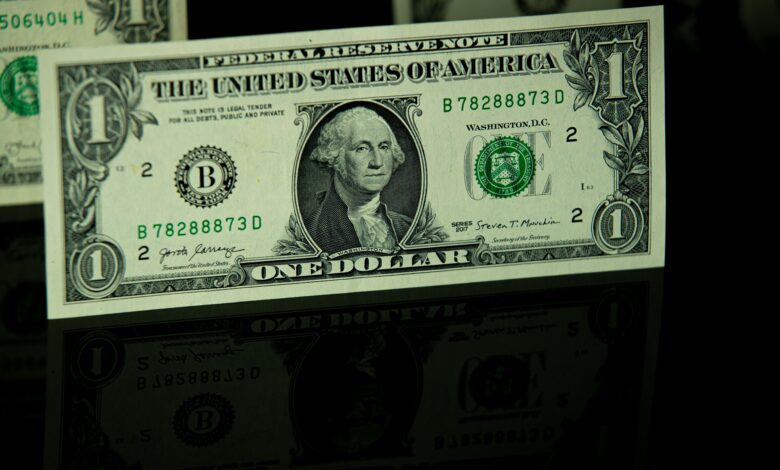 Mantiene el dólar precio estable en casas de cambio