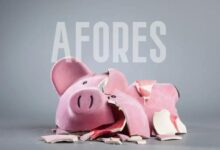 Trabajador consulta información sobre retiros de Afores por desempleo