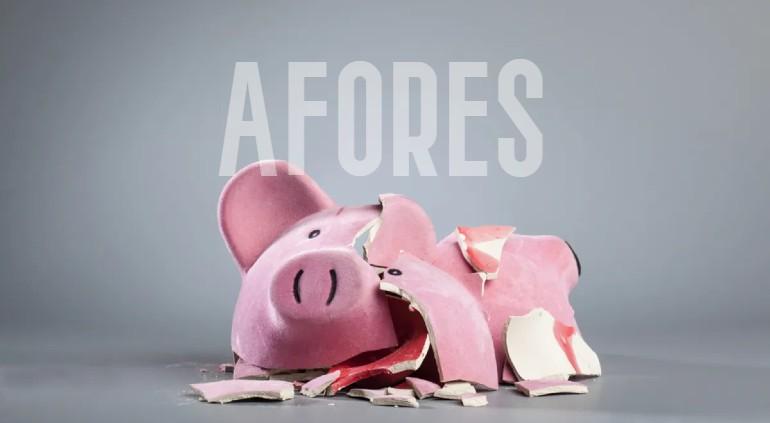 Trabajador consulta información sobre retiros de Afores por desempleo