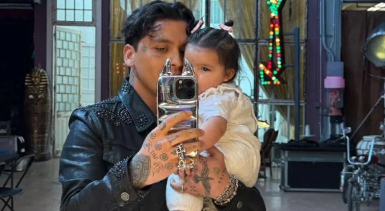 Christian Nodal, quien rechazó las acusaciones de ser deudor alimentario