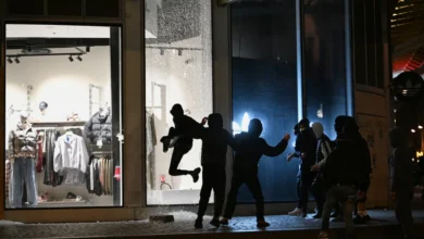 Equipos de emergencia retiran escombros después de los disturbios y saqueos registrados en Francia