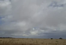 Nubes de tormenta y lluvia sobre una zona urbana del estado de Chihuahua