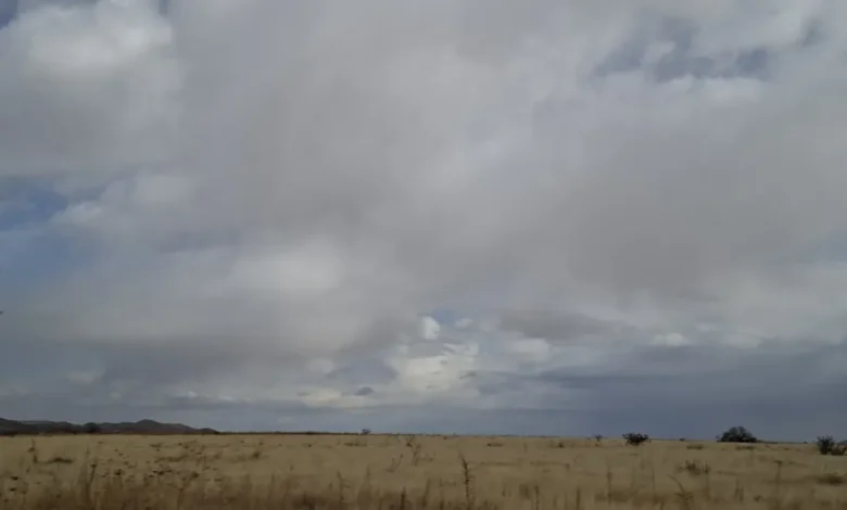 Nubes de tormenta y lluvia sobre una zona urbana del estado de Chihuahua