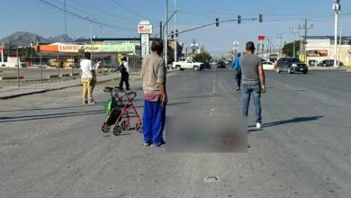 Ciudadanos resguardan al conductor de un scooter atropellado en la avenida Adolfo López Mateos