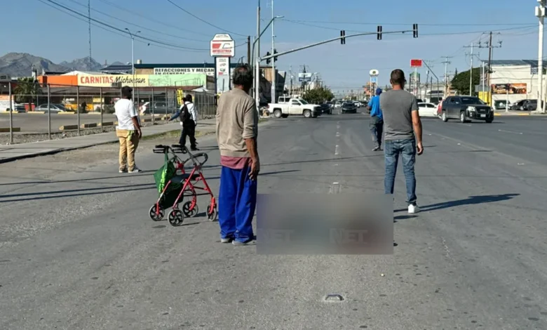 Ciudadanos resguardan al conductor de un scooter atropellado en la avenida Adolfo López Mateos