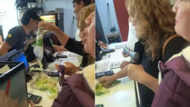 Clienta reclama en mostrador de Carl's Jr. por una hamburguesa de 35 pesos sin pan