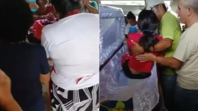 Joven sentada dentro de un ataúd durante un velorio en Sacapulas, Guatemala