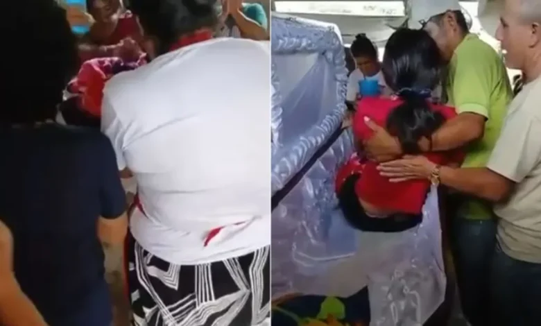 Joven sentada dentro de un ataúd durante un velorio en Sacapulas, Guatemala