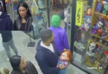 Pareja captada por cámaras de seguridad en una tienda de Plaza Explanada en Puebla