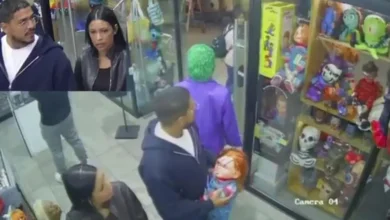 Pareja captada por cámaras de seguridad en una tienda de Plaza Explanada en Puebla