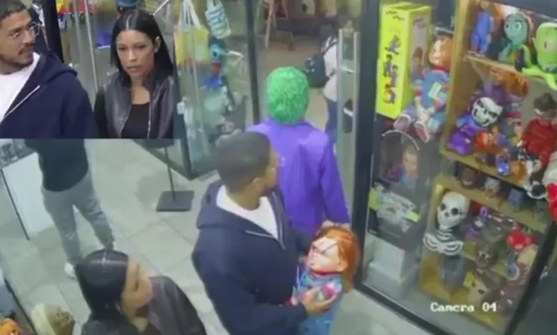 Pareja captada por cámaras de seguridad en una tienda de Plaza Explanada en Puebla