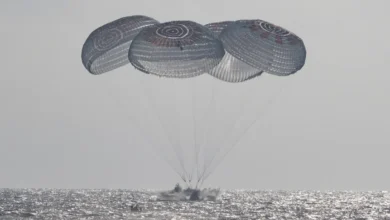 Cápsula de SpaceX con cuatro astronautas después de amerizar en el océano Pacífico