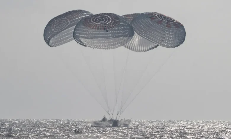 Cápsula de SpaceX con cuatro astronautas después de amerizar en el océano Pacífico