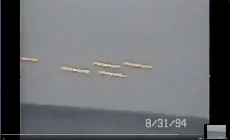 Luces en el horizonte marino atribuidas a supuestos ovnis en un video de 1994