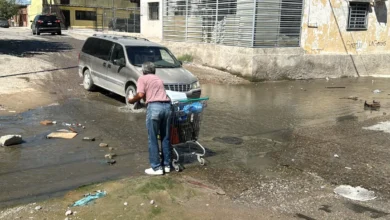 Arroyo de aguas negras sobre una calle de la colonia Barrio Alto en Ciudad Juárez