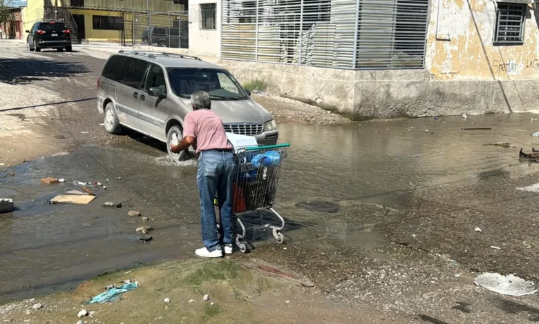 Arroyo de aguas negras sobre una calle de la colonia Barrio Alto en Ciudad Juárez