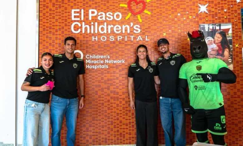 Futbolistas de FC Juárez durante su visita a pacientes de El Paso Children’s Hospital