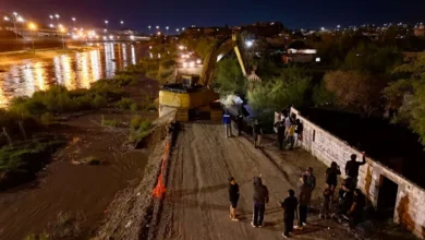 Maquinaria de la JMAS Juárez durante las labores de apoyo por el desbordamiento del Río Bravo