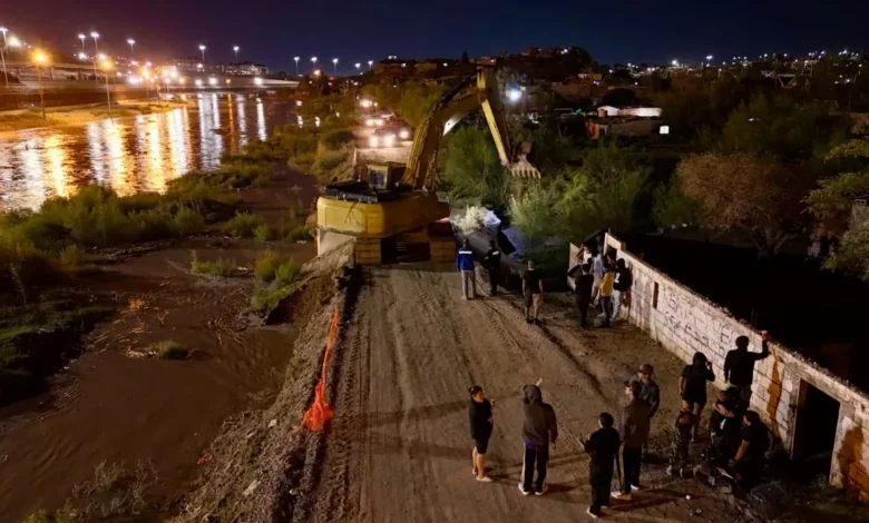 Maquinaria de la JMAS Juárez durante las labores de apoyo por el desbordamiento del Río Bravo