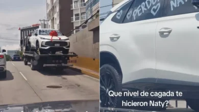 Camioneta pickup con moño rojo y mensajes de Perdóname Naty transportada en una grúa en Guatemala