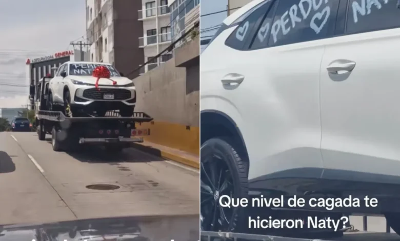 Camioneta pickup con moño rojo y mensajes de Perdóname Naty transportada en una grúa en Guatemala