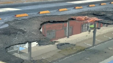 Agua acumulada por una fuga oculta baches en la calle Manuel Bernal de Ciudad Juárez