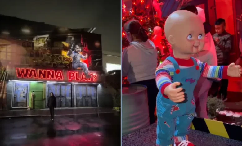 Fachada de la casa de Chucky decorada por Halloween en la colonia Lindavista de CDMX