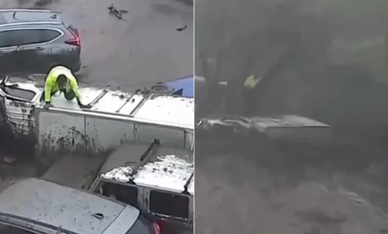 Trabajador refugiado en un árbol durante el desborde de un río en Chile