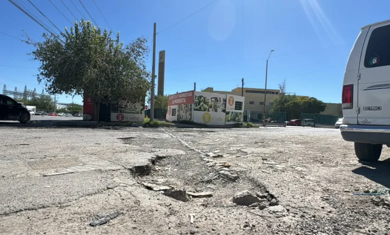 Baches en la calle Luis Bleriot cerca del IMSS 67 de Ciudad Juárez