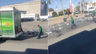 Charolas y latas de cerveza regadas sobre la avenida Tecnológico en Ciudad Juárez